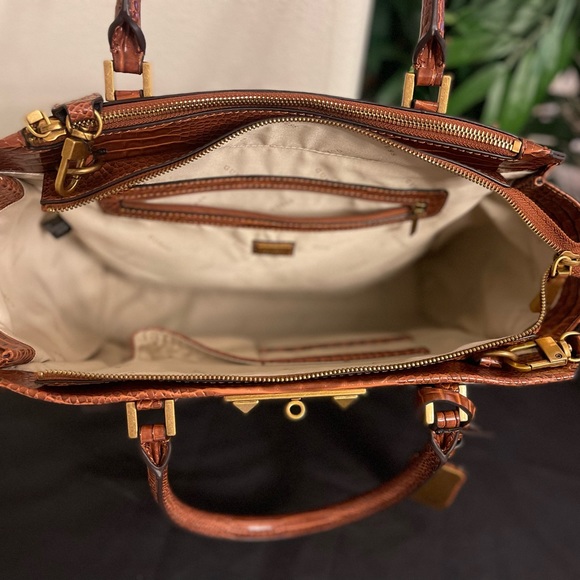 New GUESS Handbag - Picture 3 of 6